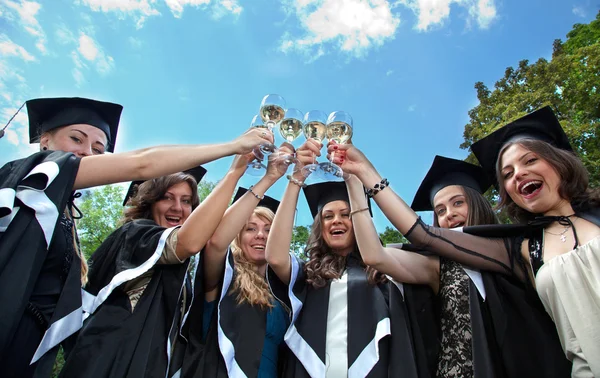A főiskolai végzettséggel ünnepelni — Stock Fotó