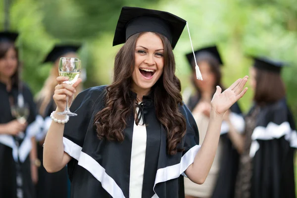 A főiskolai végzettséggel ünnepelni — Stock Fotó
