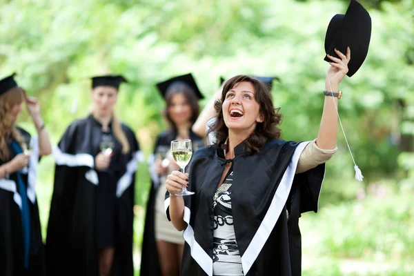 Graduados de licenciatura celebran — Foto de Stock