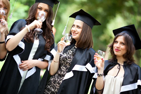 Os graduados de solteiro celebram — Fotografia de Stock