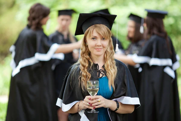 Absolventi bakalářské oslavit — Stock fotografie