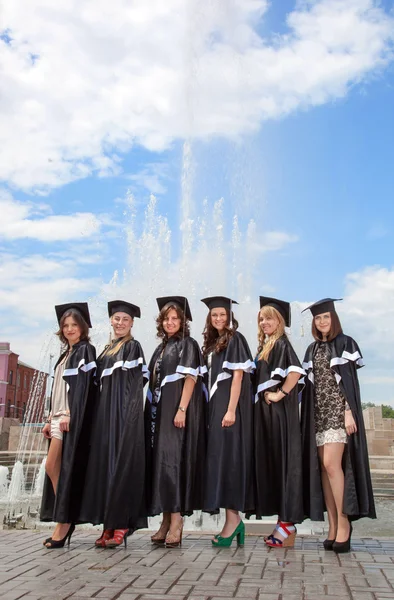 Graduates near the fountain — Stock Photo, Image