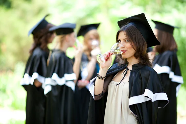 Bachelor afgestudeerden vieren — Stockfoto