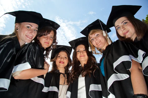 Группа девушек в платьях выпускников — стоковое фото