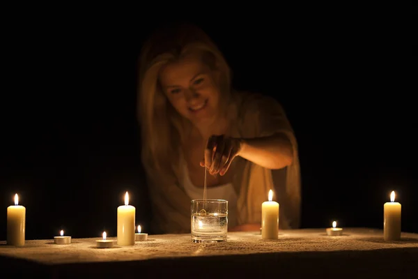 Divinização à luz das velas — Fotografia de Stock