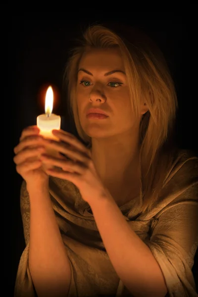 一支蜡烛的女人 — 图库照片