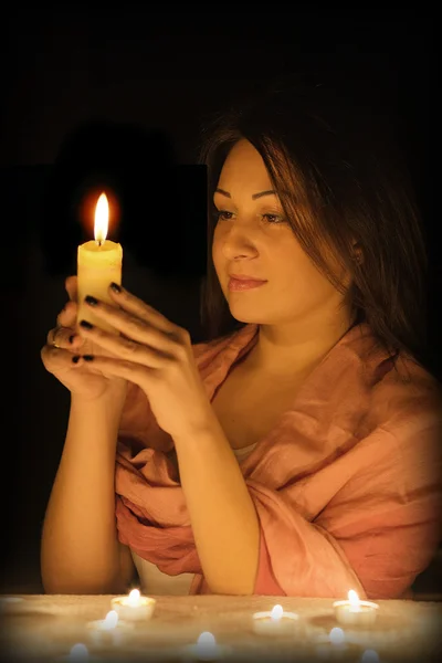 Mulher com uma vela — Fotografia de Stock