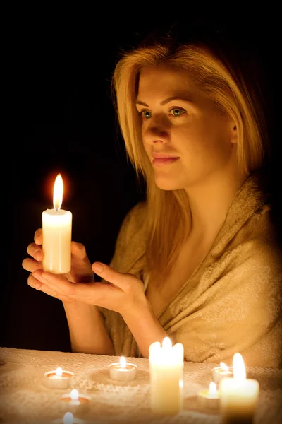 Женщина со свечой — стоковое фото