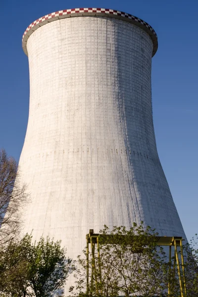 エネルギッシュな冷却塔 — ストック写真