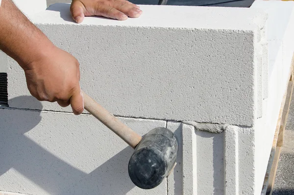 Murarz praca z budowy bloków z betonu napowietrzonego — Zdjęcie stockowe