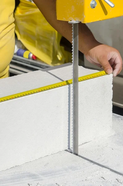 Mason trabalhando com blocos de construção feitos de concreto aerado — Fotografia de Stock