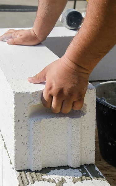 Mason working with construction blocks made from aerated concrete — Stock Photo, Image
