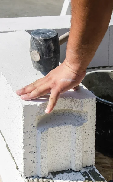 Mason arbetar med konstruktion block från kolsyrat betong — Stockfoto