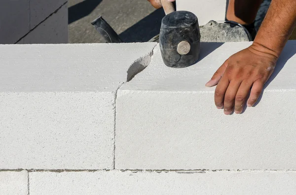 気泡コンクリート製建築ブロックでの作業の石大工 — ストック写真