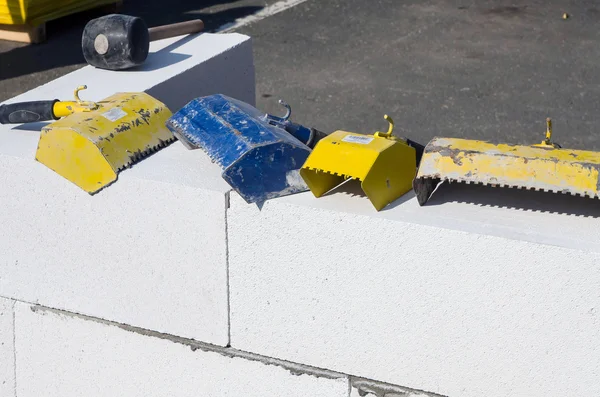 Mason tools with construction blocks made from aerated concrete — Stock Photo, Image