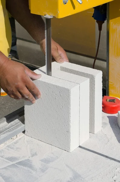 Mason trabaja con bloques de construcción de hormigón aireado —  Fotos de Stock
