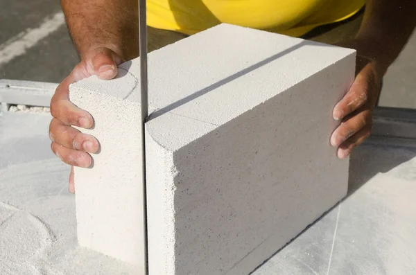 Mason trabalhando com blocos de construção feitos de concreto aerado — Fotografia de Stock