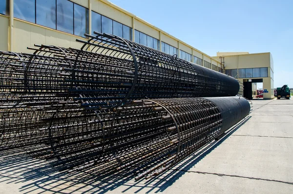 Gaiola de aço feita de barras de aço e fio de aço soldado — Fotografia de Stock
