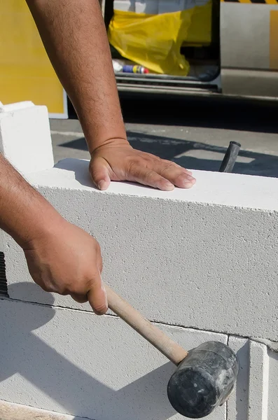 Mason travaillant avec des blocs de construction en béton aéré — Photo