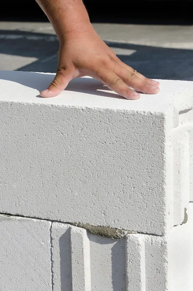 메이슨 화난된 콘크리트로 만든 건축 블록 작업 로열티 프리 스톡 사진