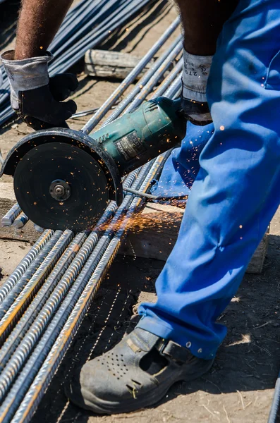 Різання робочого арматурного сталевого стрижня для будівництва арматури — стокове фото