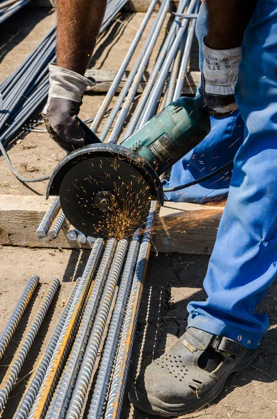 Рабочий режущий стальной стержень для строительства арматуры — стоковое фото