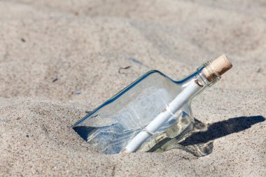 Baltık Denizi'nin sahilde kum sıkışmış bir şişe bir mesaj