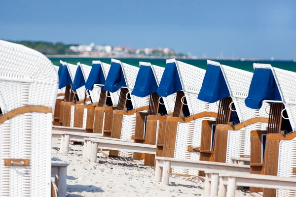 许多柳条在德国的波罗的海海滩上海滩在一行中的椅子 — 图库照片