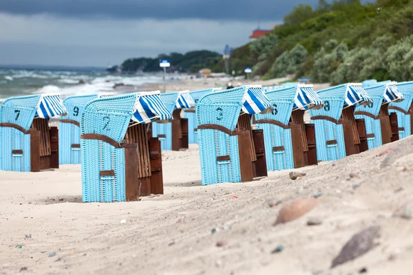 Sok fonott strand székek egy sorban, a német Balti-tenger strandon — Stock Fotó