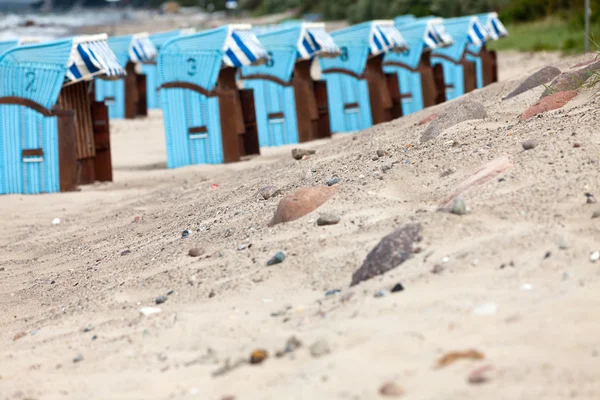 Många wicker stranden stolar i rad på tyska stranden — Stockfoto