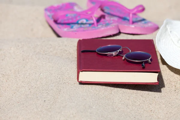 Relaxe com um livro na praia — Fotografia de Stock