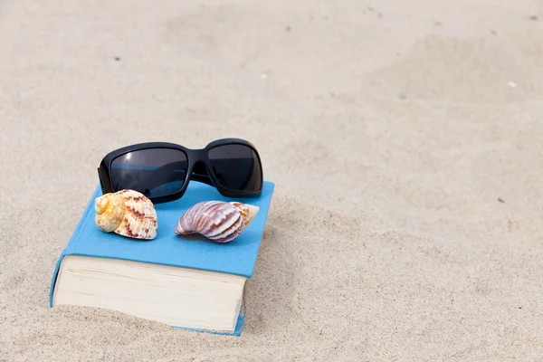 Read and relax on a sandy beach — Stock Photo, Image
