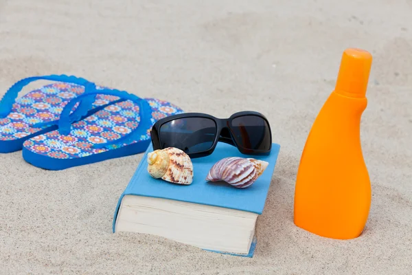 해변에서 햇볕 좋은 책을 함께 즐길 수 — 스톡 사진