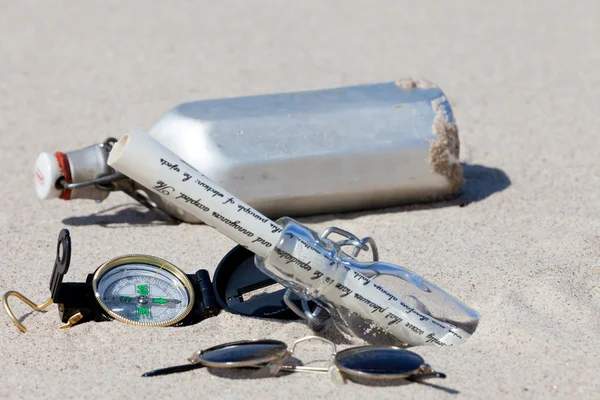 Caça ao tesouro em uma ilha com bússola e mensagem de garrafa — Fotografia de Stock