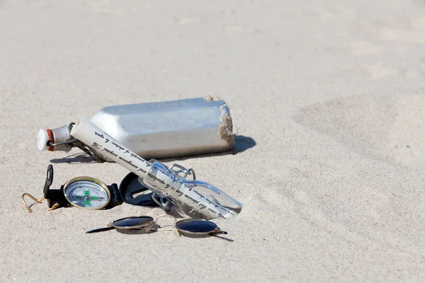 Treasure hunt op een eiland met kompas en fles bericht — Stockfoto