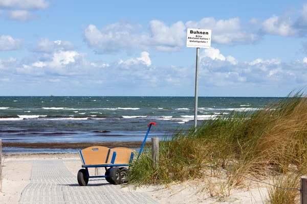 Een eenzame handcart staande op de weg naar het strand — Stockfoto