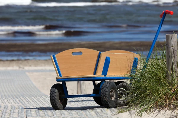 A lonely handcart standing on the way to the beach — Stock Photo, Image