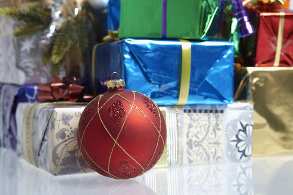 Çok renkli Noel paketi — Stok fotoğraf