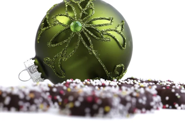 Большой зелёный рождественский шар — стоковое фото