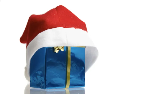 Santa claus cap and blue gift — Stock Photo, Image