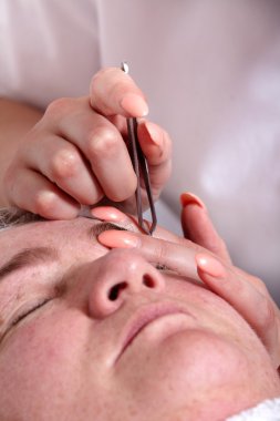 Eyebrow plucking clipart