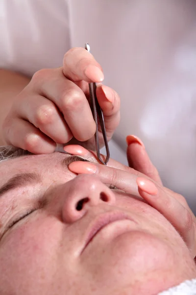 Eyebrow plucking — Stock Photo, Image