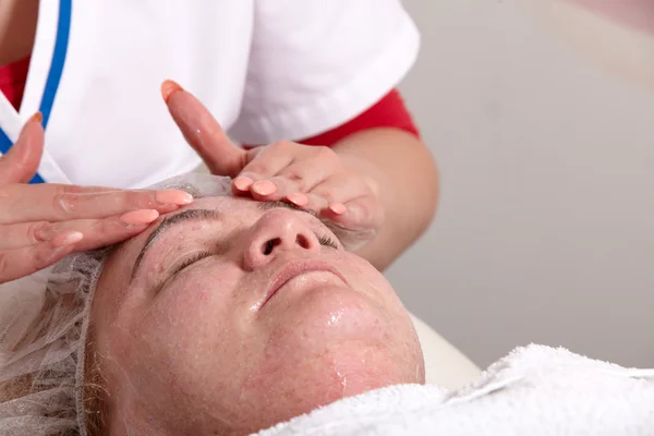 Gezicht peeling en massage — Stockfoto