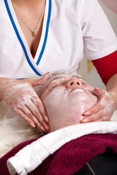 Gezichtsmasker en massage — Stockfoto