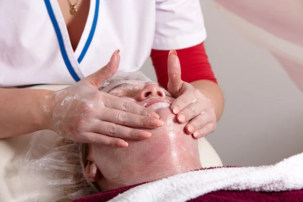 Mascarilla facial y masaje —  Fotos de Stock