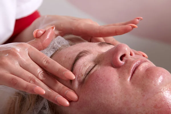 Mascarilla facial y masaje —  Fotos de Stock