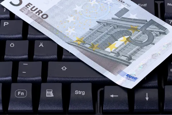Computer keyboard with banknote — Stockfoto