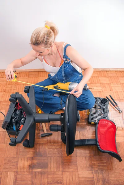Reparaturen zu Hause - Stuhl reparieren — Stockfoto