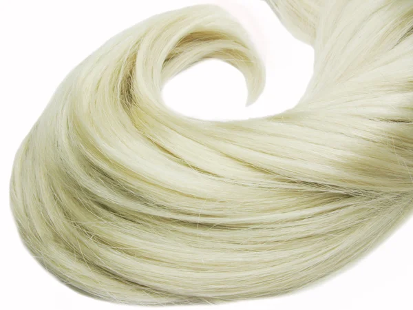 Светлые волосы, уложенные густой кудрявой — стоковое фото