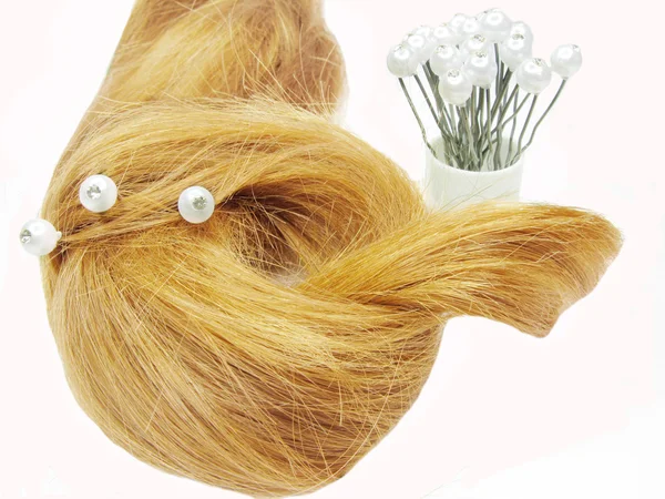 Haarfrisur mit Haarnadeln darin — Stockfoto